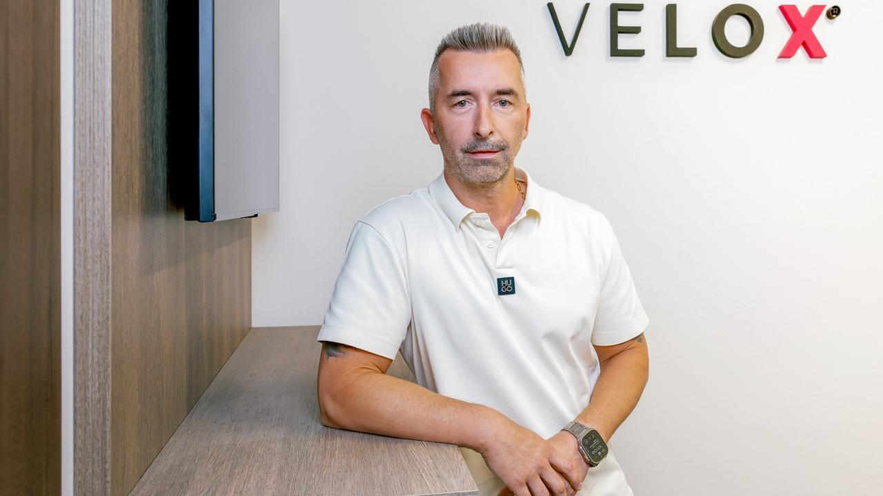 Konateľ VELOX, s.r.o. v kancelárii pred logom VELOX, rozhovor pre TREND